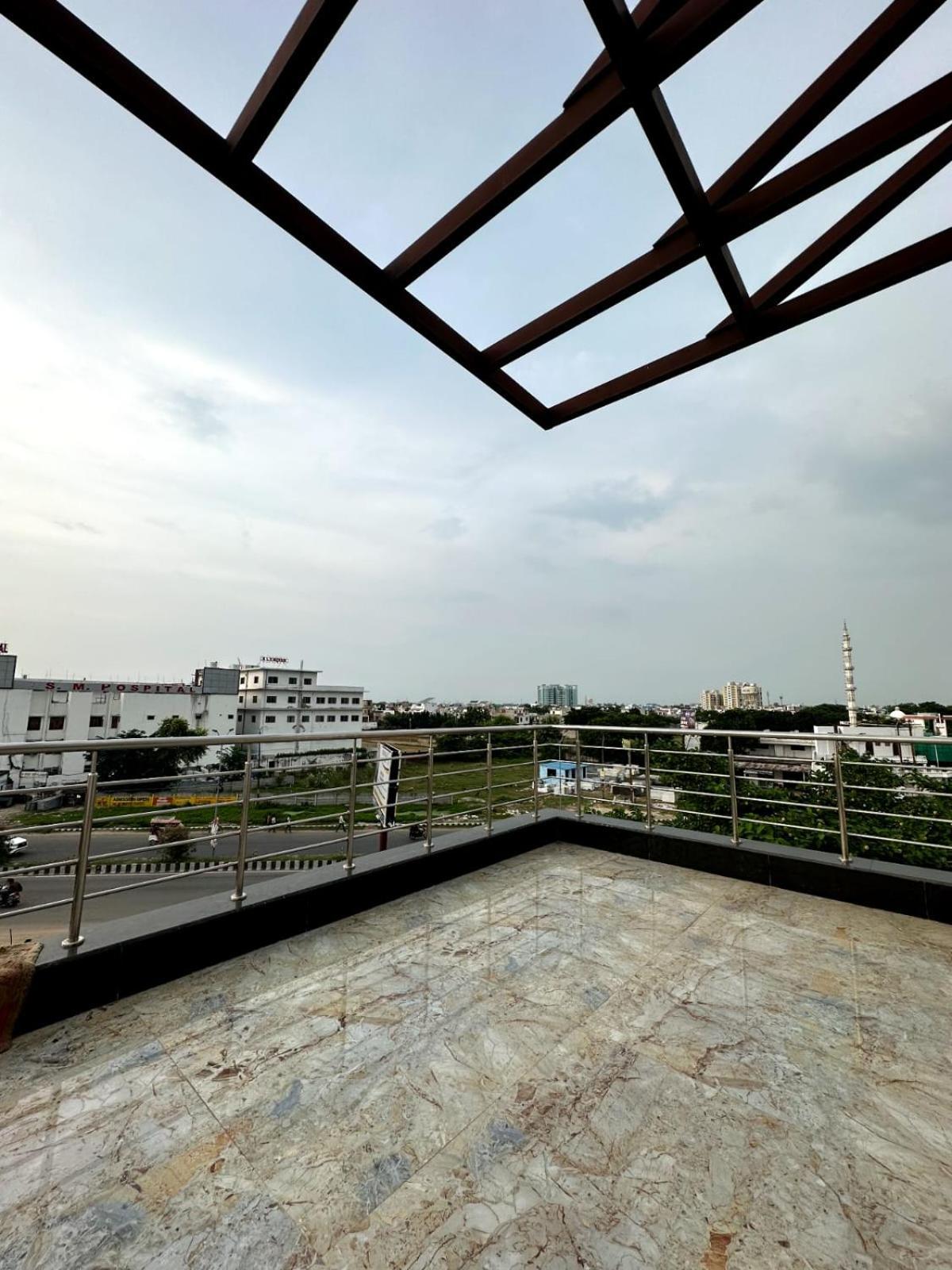 Grand Pearl Hotel & Banquet 勒克瑙 外观 照片
