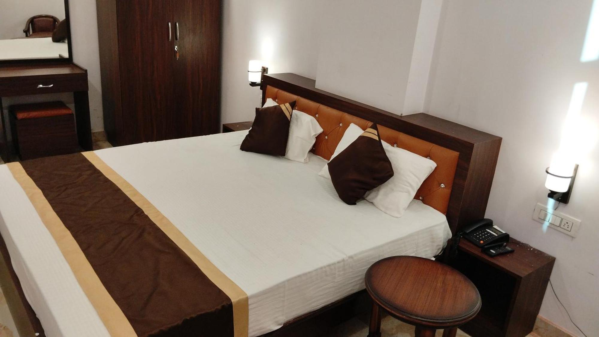 Grand Pearl Hotel & Banquet 勒克瑙 外观 照片